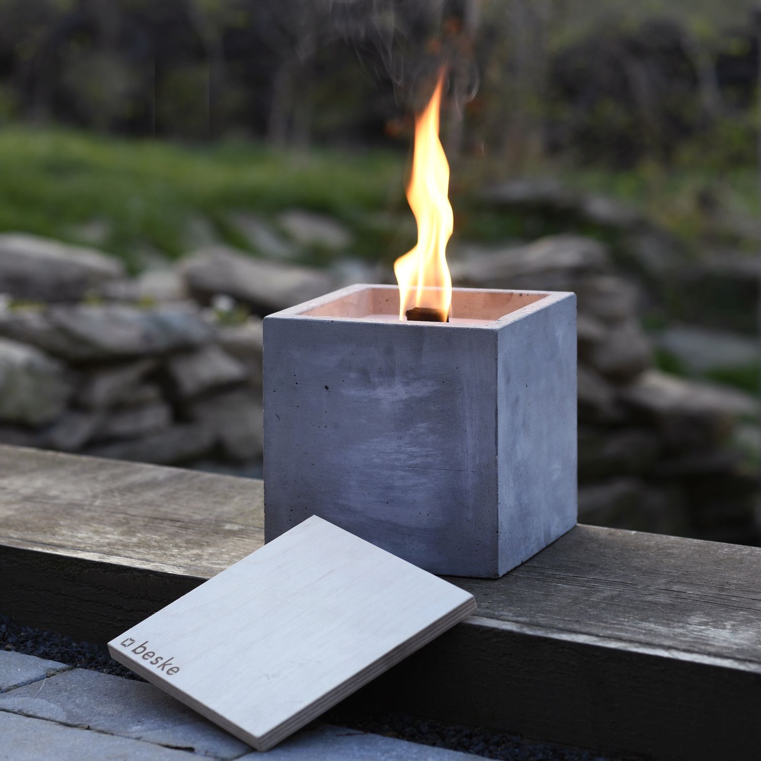 BESKE Betonfeuer FUEGO Outdoor 17cm eckig Tischfeuer Dauerdocht ink. Löschbrett