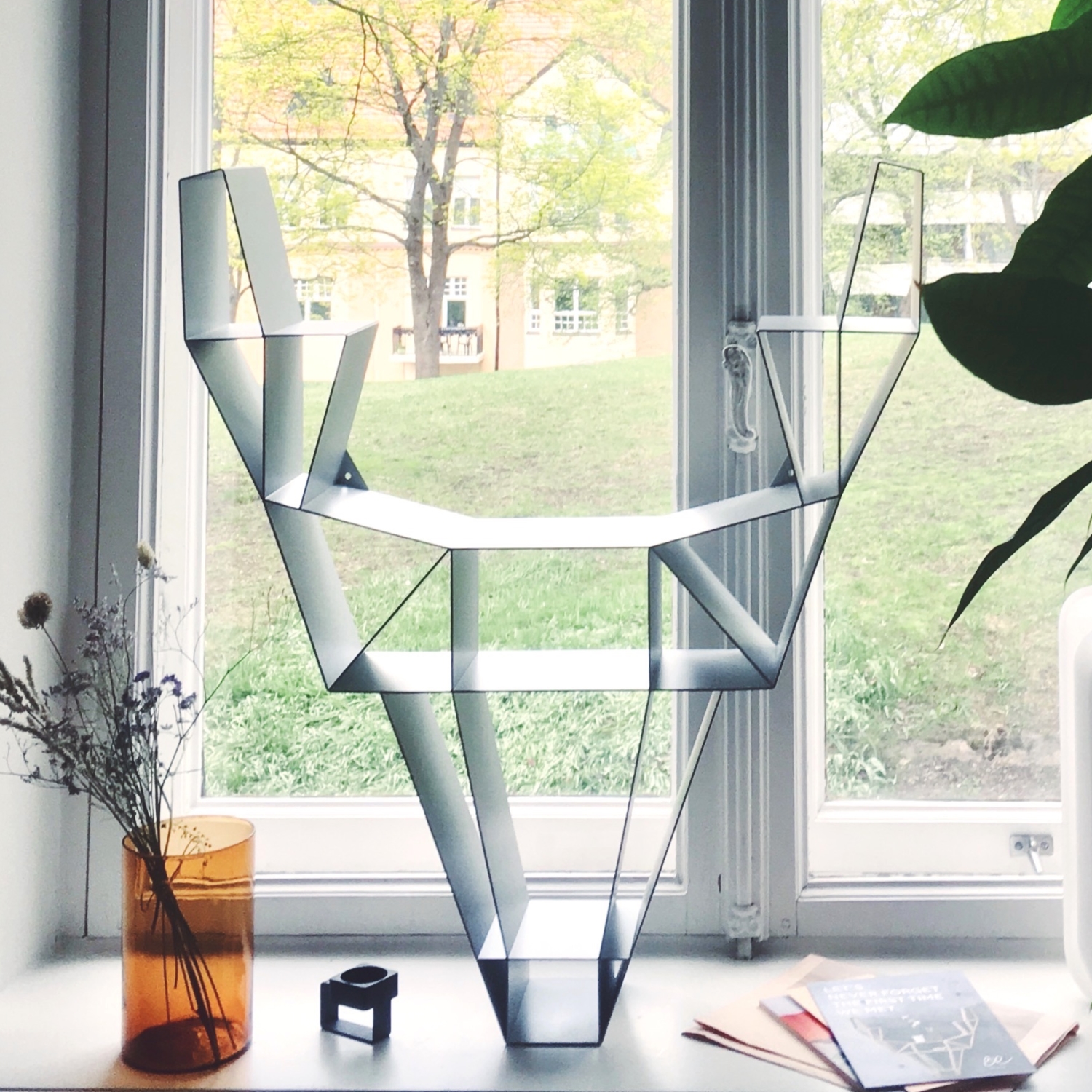 BEdesign Wandregal DEER klein grau Designregal aus Metall