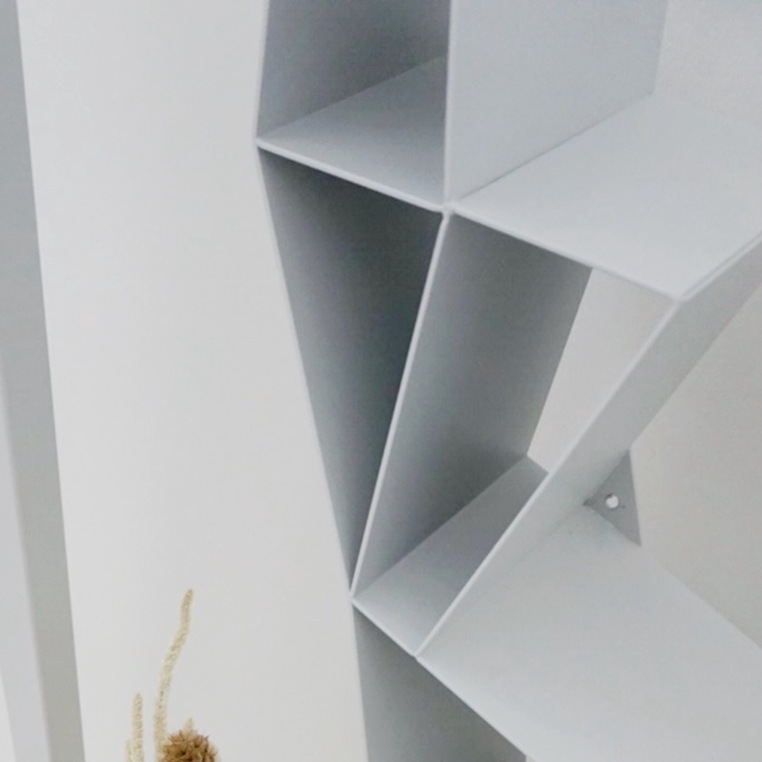 BEdesign Wandregal DEER klein grau Designregal aus Metall
