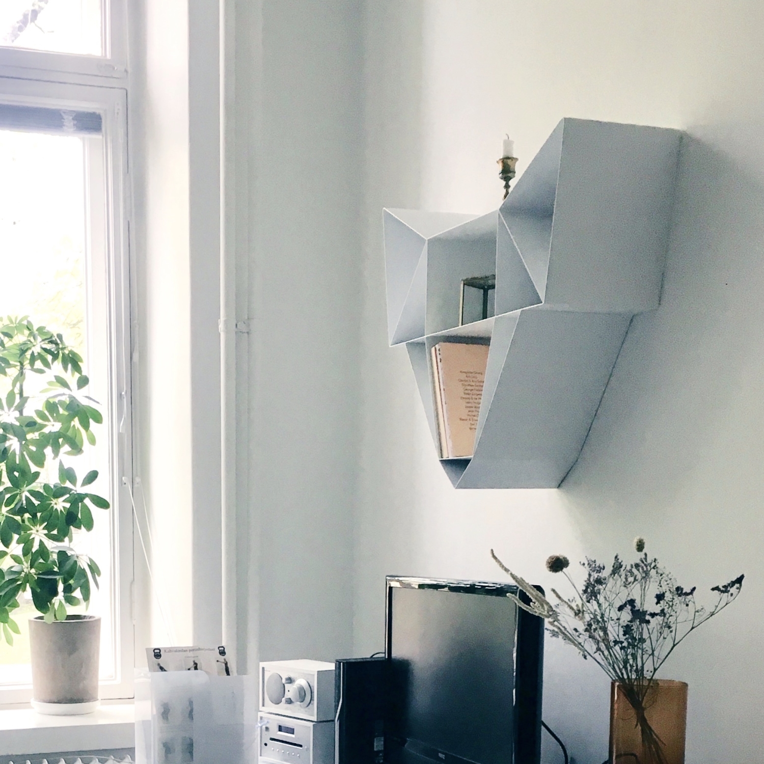 BEdesign Wandregal Wolf grau Designregal aus Metall