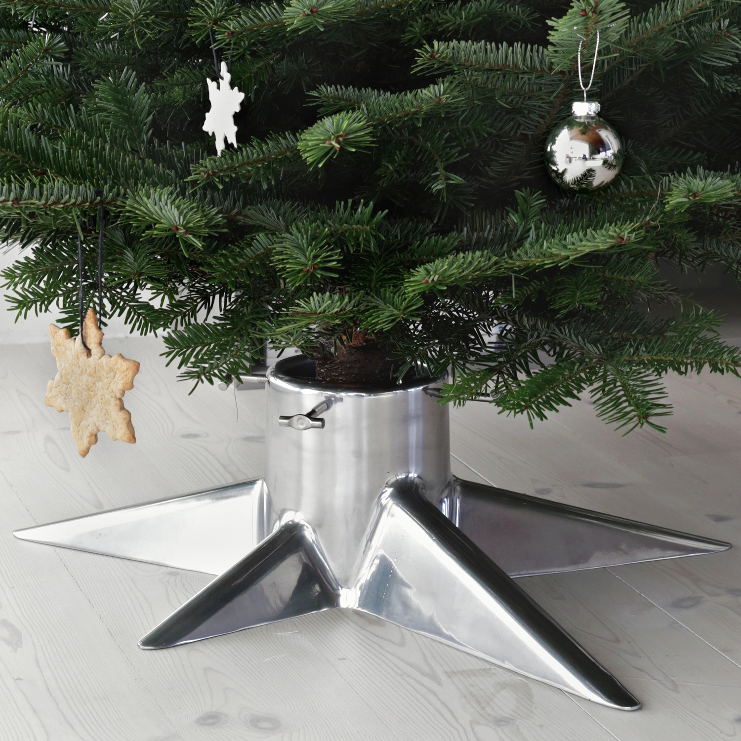 Born in Sweden Christbaumständer poliert aus Aluminium Designer Pascal Charmolu