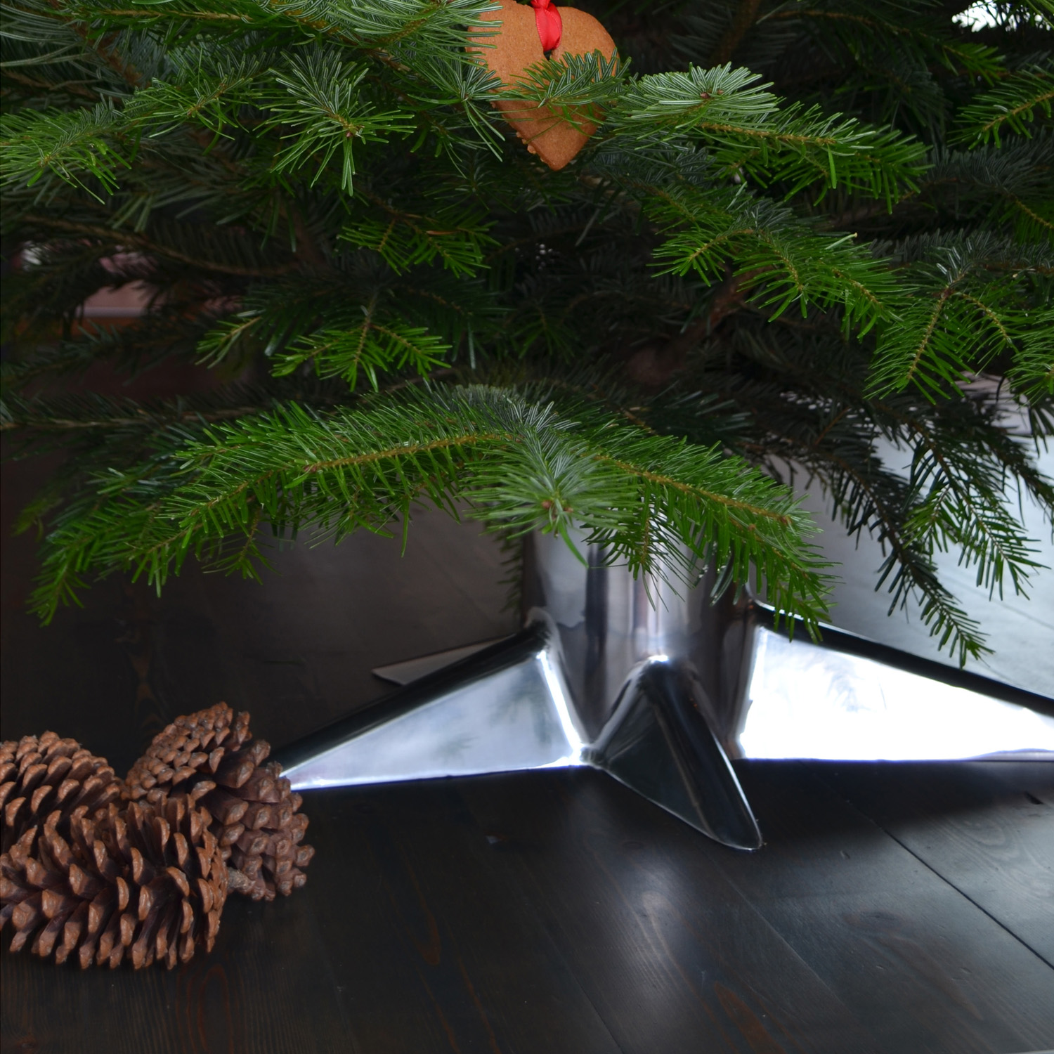 Born in Sweden Christbaumständer schwarz glänz aus Aluminium Designer Pascal Charmolu