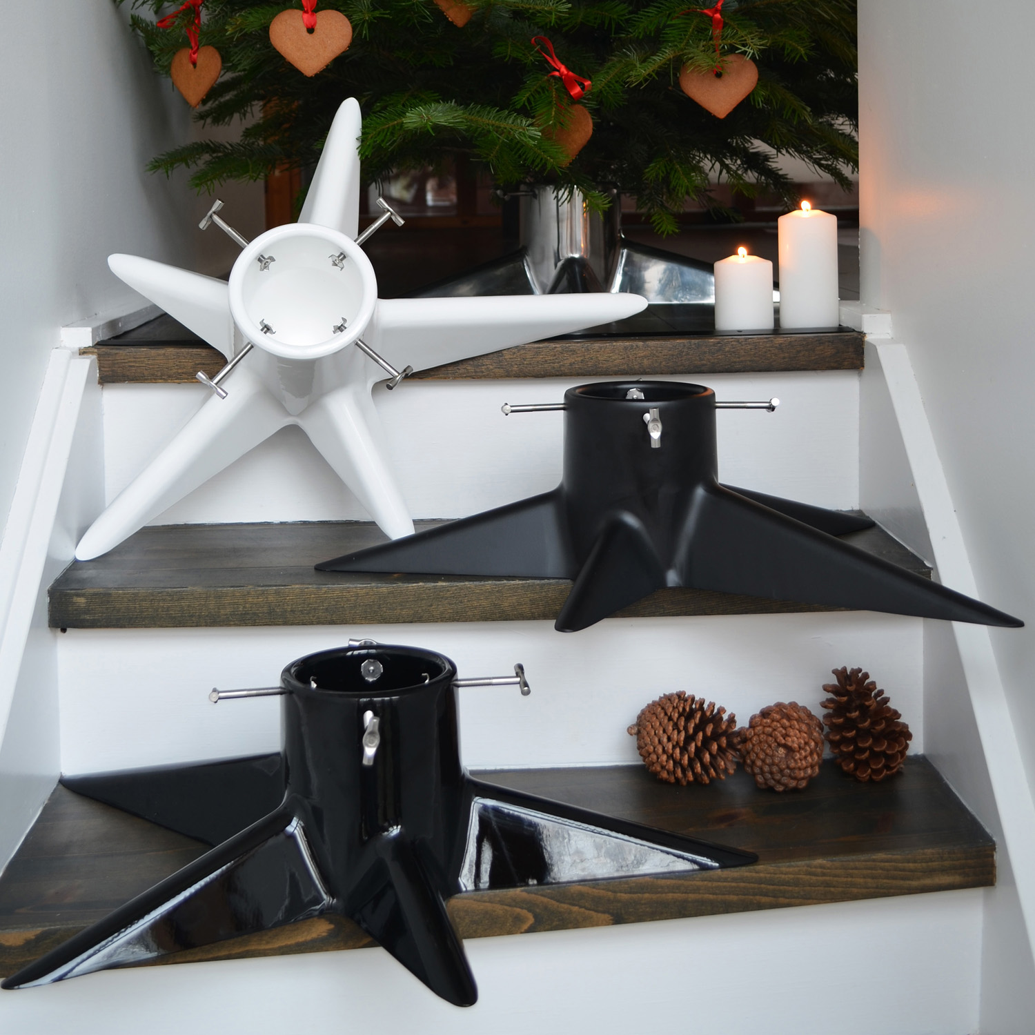 Born in Sweden Christbaumständer schwarz glänz aus Aluminium Designer Pascal Charmolu