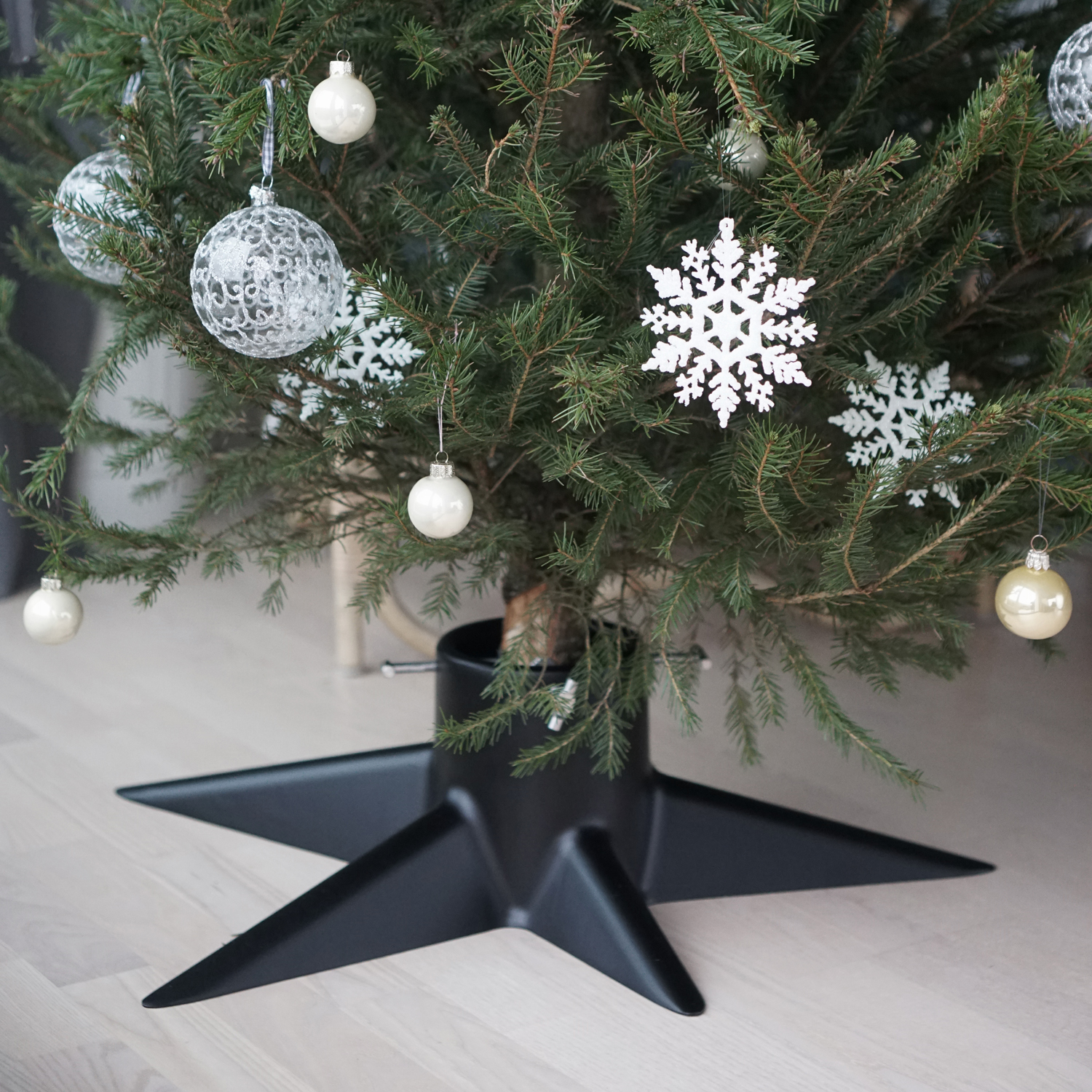 Born in Sweden Christbaumständer schwarz matt aus Aluminium Designer Pascal Charmolu