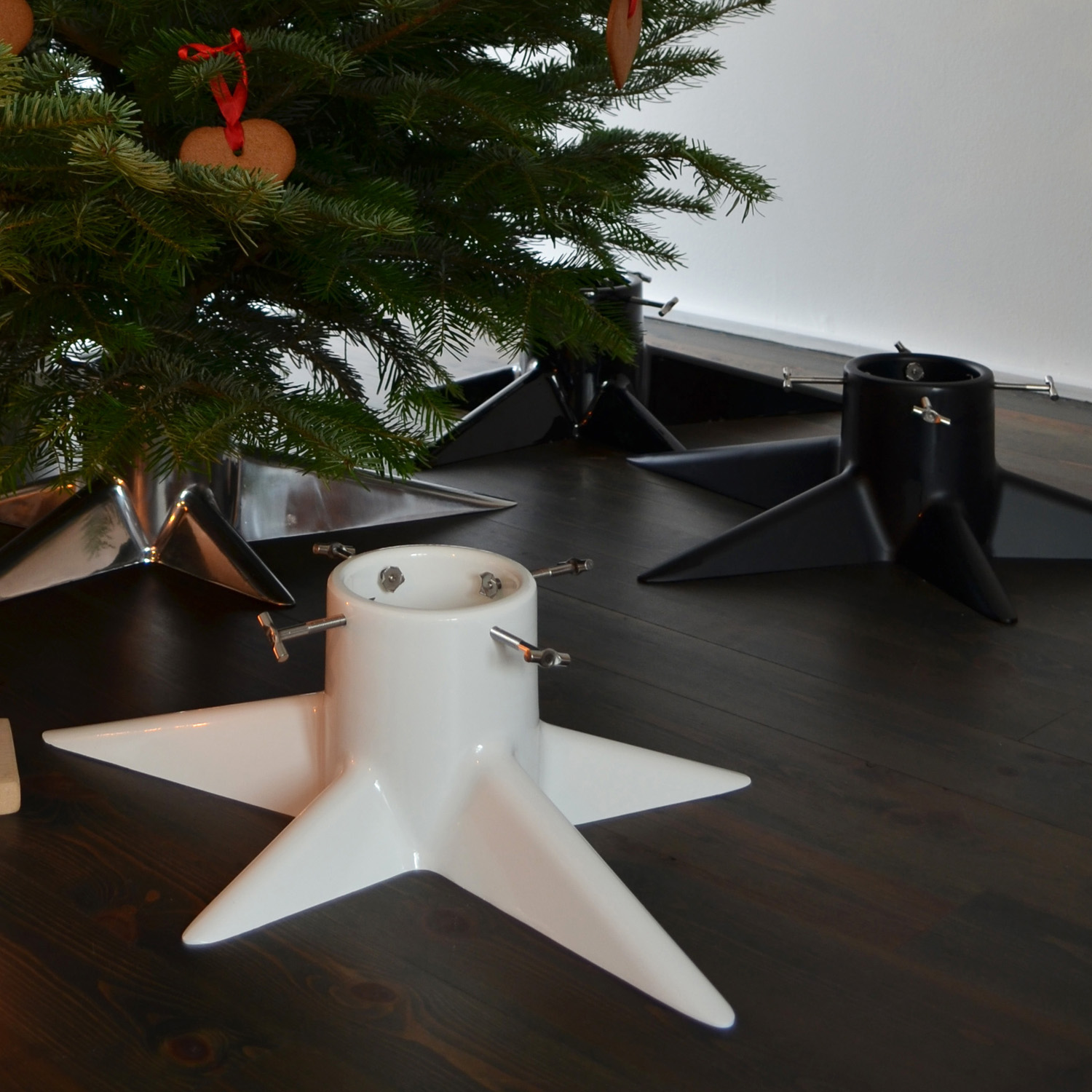 Born in Sweden Christbaumständer weiß glänz aus Aluminium Designer Pascal Charmolu