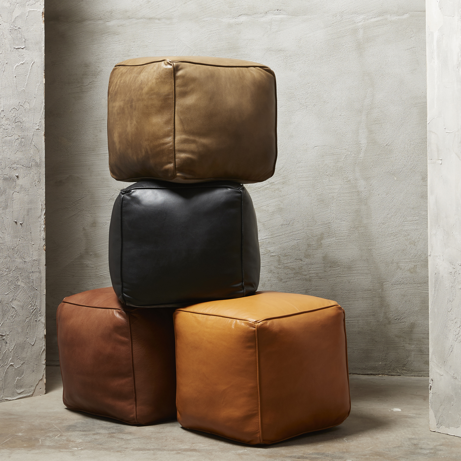 FUHRHOME St.Thomas Pouf Patina Brown aus Büffelleder und Wolle