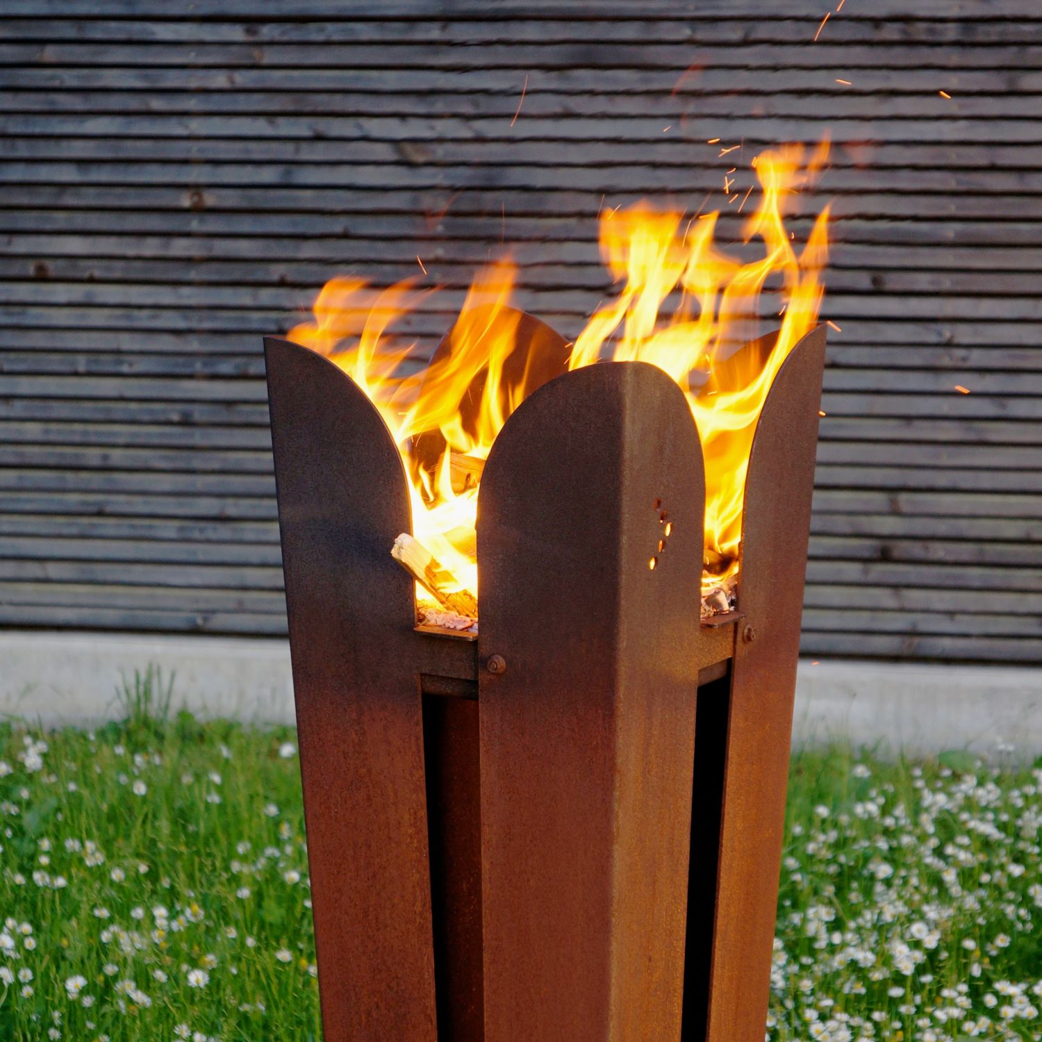 Keilbach Feuerstelle FUJI FLAME Rostpatina aus wetterfestem Stahl