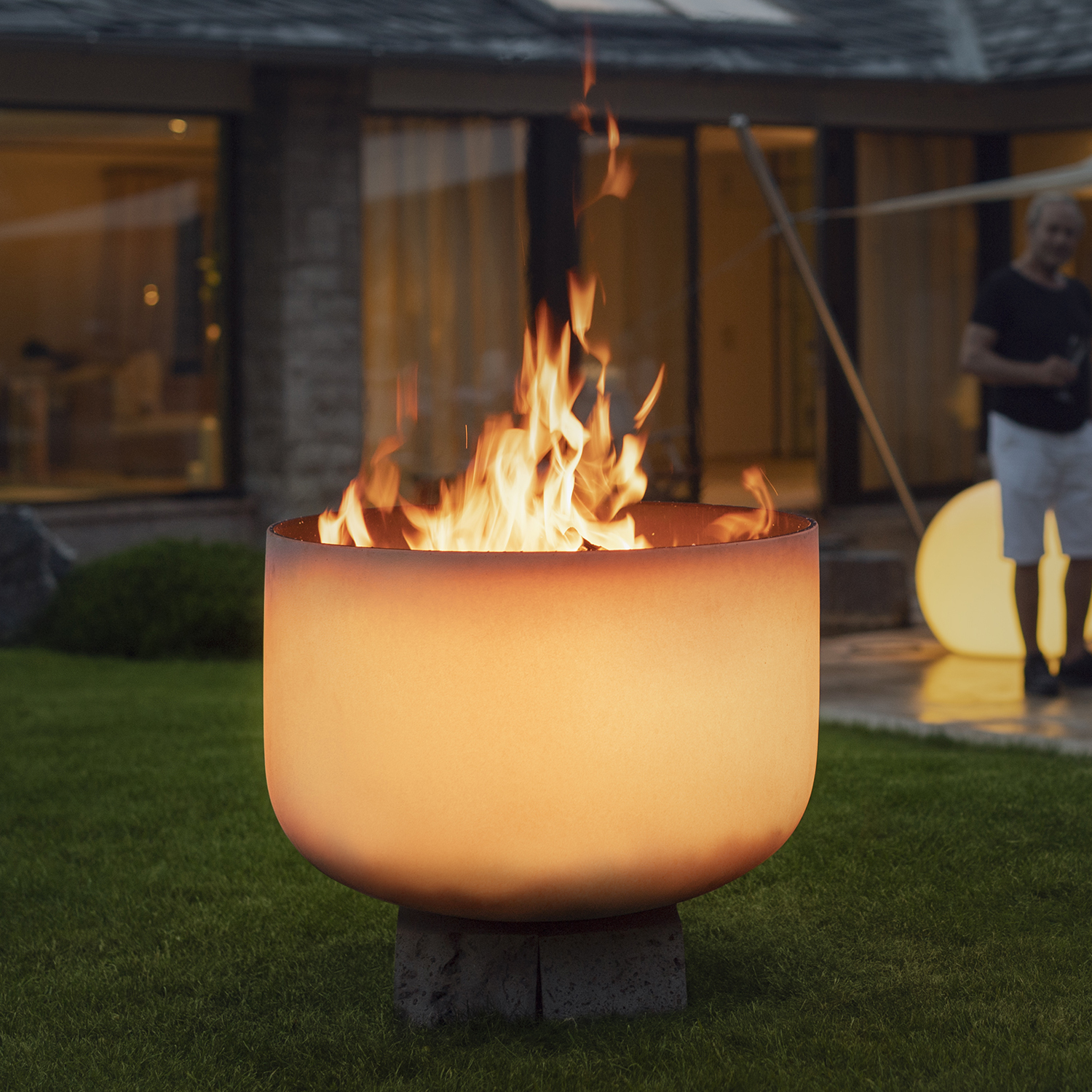 QFlame Feuerschale aus hochreinem Quarzglas Ø 50cm inkl. Metallfuss Deckel und Wetterschutz