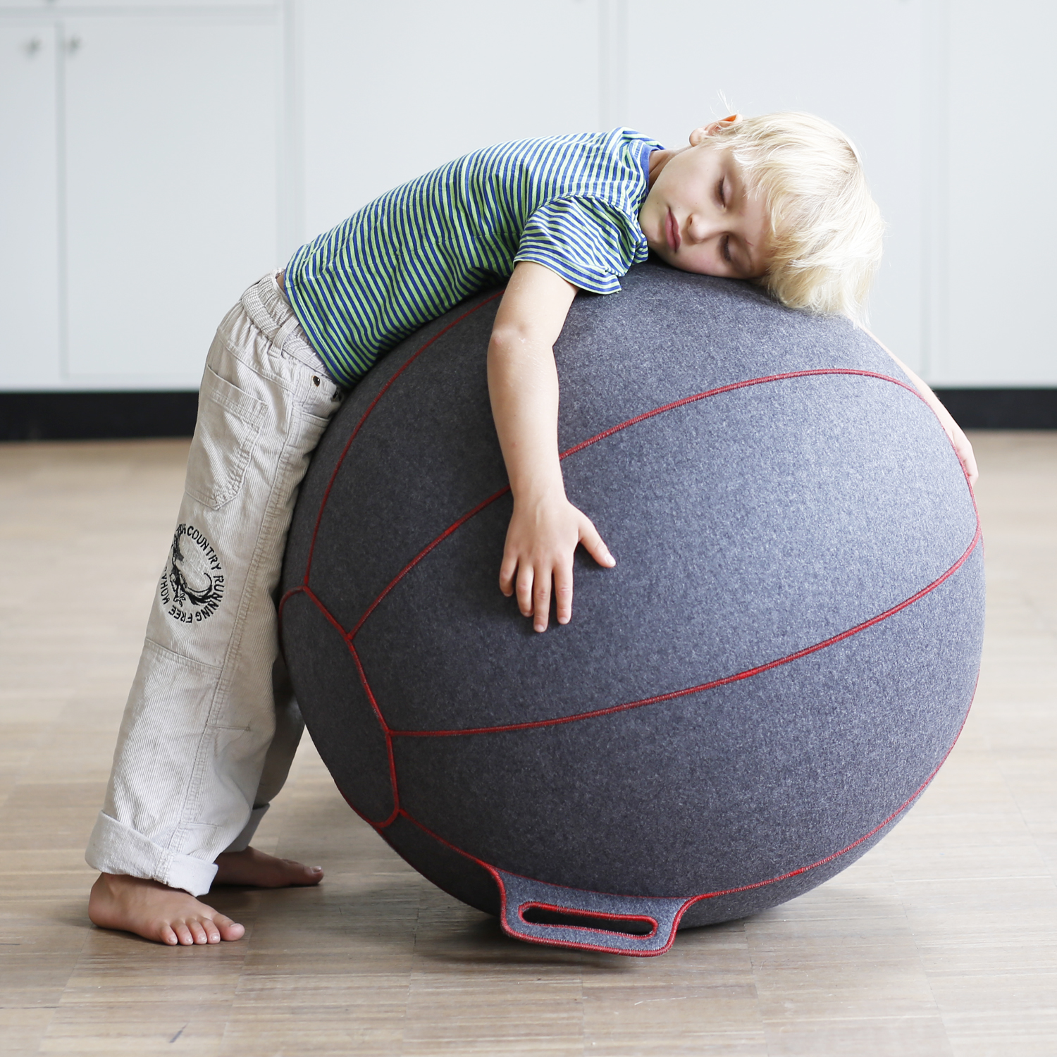 VLUV VELT hochwertige Filz-Sitzball 70-75cm grau/rot ergonomisches Design-Sitzmöbel mit Tragegriff