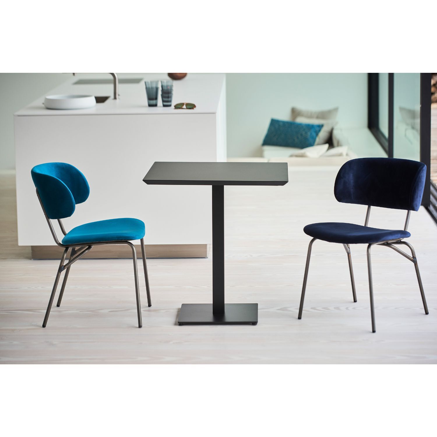 jankurtz GIULIA Stuhl dunkelblau 46 cm Gestell aus Stahlrohr und Samtbezug