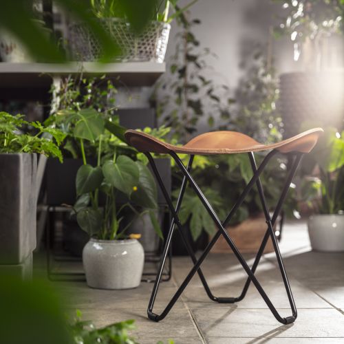CUERODESIGN Hocker Flying Pampa Goose Chocolate aus Leder mit schwarzem Stahlgestell