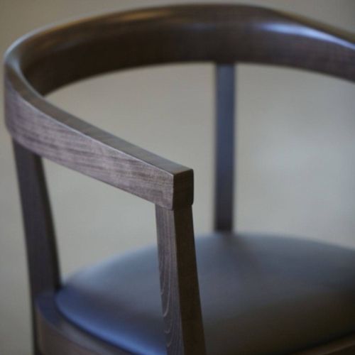 jankurtz Stuhl ARTHUR mit Armlehnen Designstuhl aus Holz mit Sitzfläche aus Leder